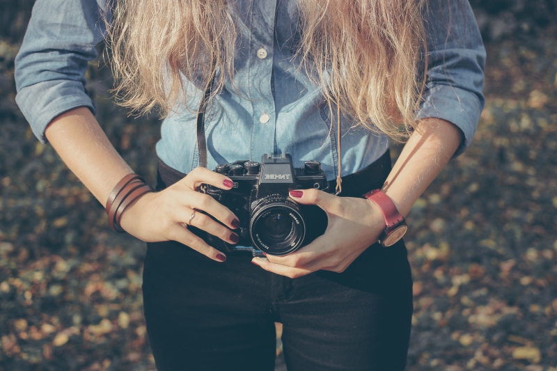 photographe-ROQUEBRUNE SUR ARGENS-min_hand-person-girl-woman-camera-photography-614-pxhere.com